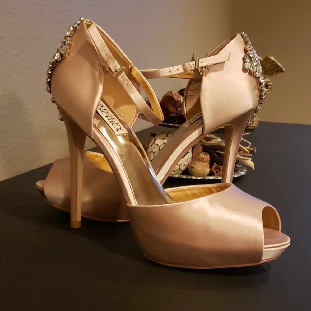 Peep-toe satin pump